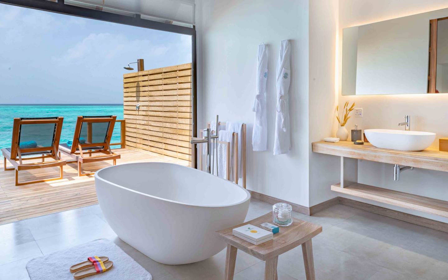 Fushifaru Maldives, Premium Pool Water Villa, Badewanne mit Meerblick