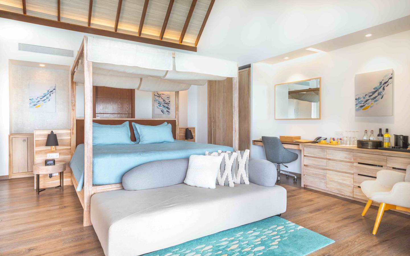 Fushifaru Maldives, Premium Pool Water Villa, großes Doppelbett und Sofa