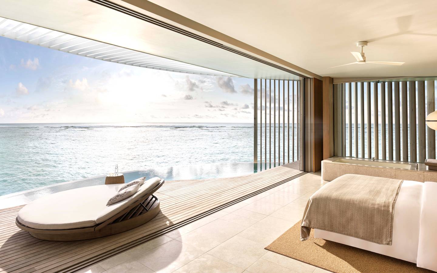 The_Ritz_Carlton_Maldives_Fari_Islands_Lagoon_Pool_Villa_Wohnen