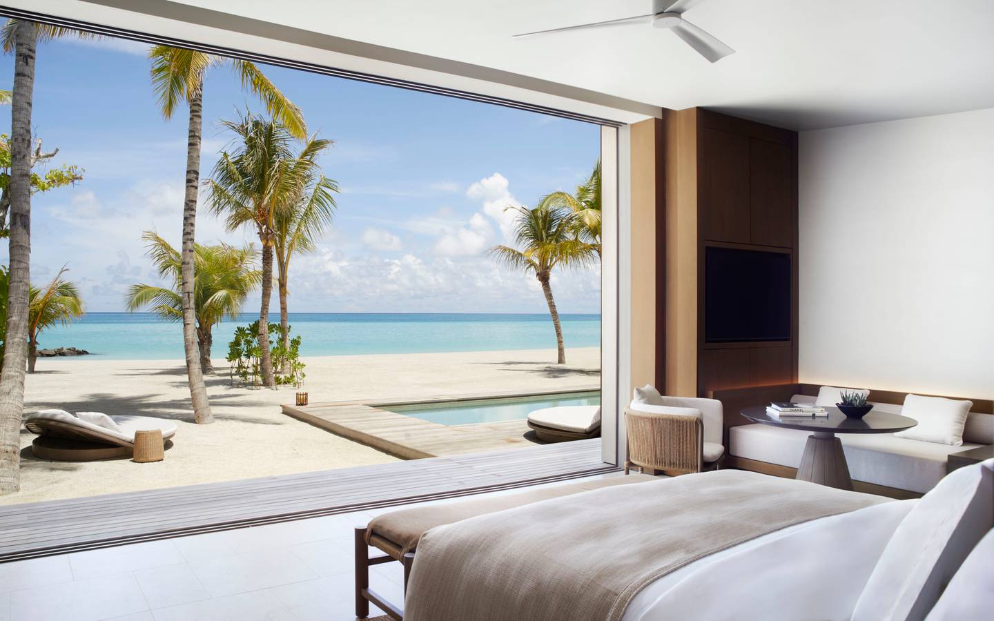 The_Ritz_Carlton_Maldives_Fari_Islands_Two_Bedroom_Beach_Pool_Villa_Schlafzimmer