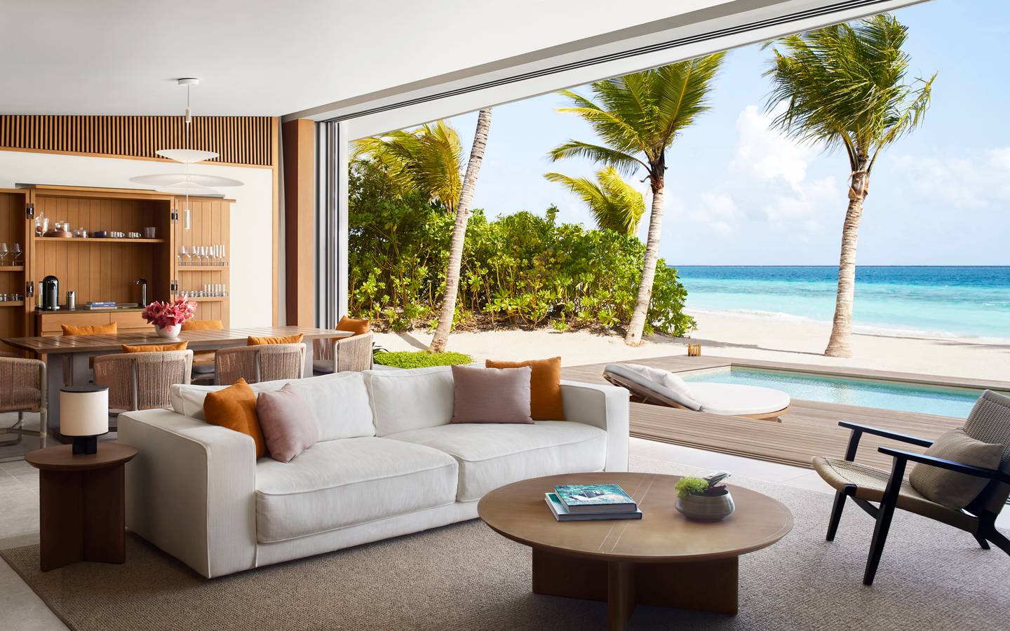 The_Ritz_Carlton_Maldives_Fari_Islands_Two_Bedroom_Beach_Pool_Villa_Wohnzimmer