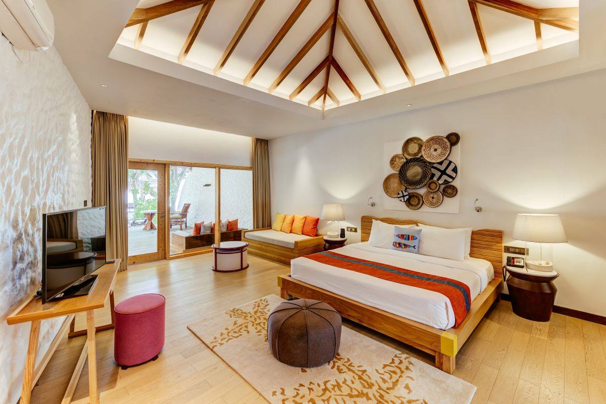 Cinnamon Dhonveli Maledives, Malediven, Junior Beach Suite, Schlafzimmer mit Ausgang zur Terrasse