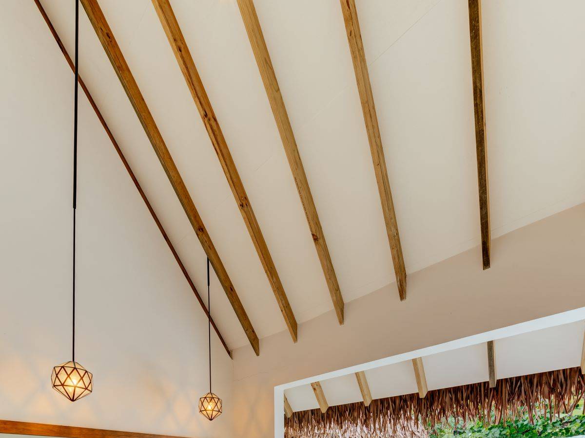 Cinnamon Dhonveli Maledives, Malediven, Junior Beach Suite, halboffenes Badezimmer mit Jacuzzi