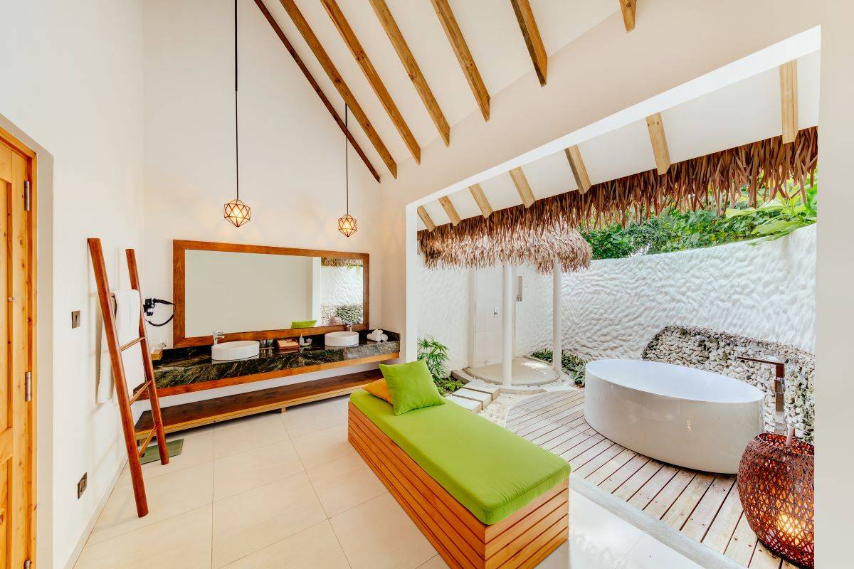 Cinnamon Dhonveli Maledives, Malediven, Junior Beach Suite, halboffenes Badezimmer mit Außendusche