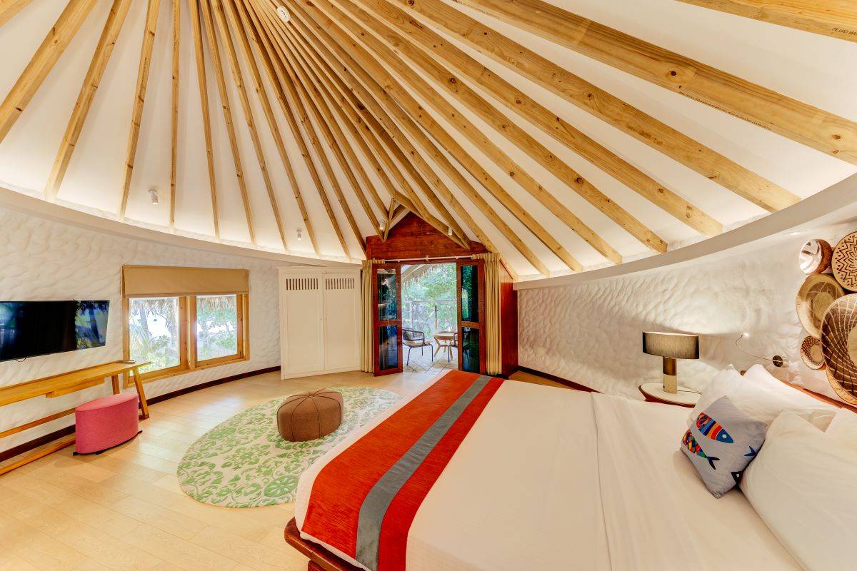 Cinnamon Dhonveli Maledives, Malediven, Beach Suite with Pool, Schlafzimmer mit Ausgang zum Balkon