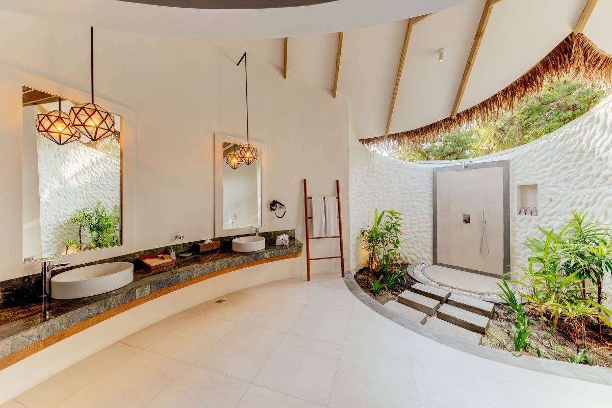 Cinnamon Dhonveli Maledives, Malediven, Beach Suite with Pool, halboffenes Badezimmer mit Außendusche