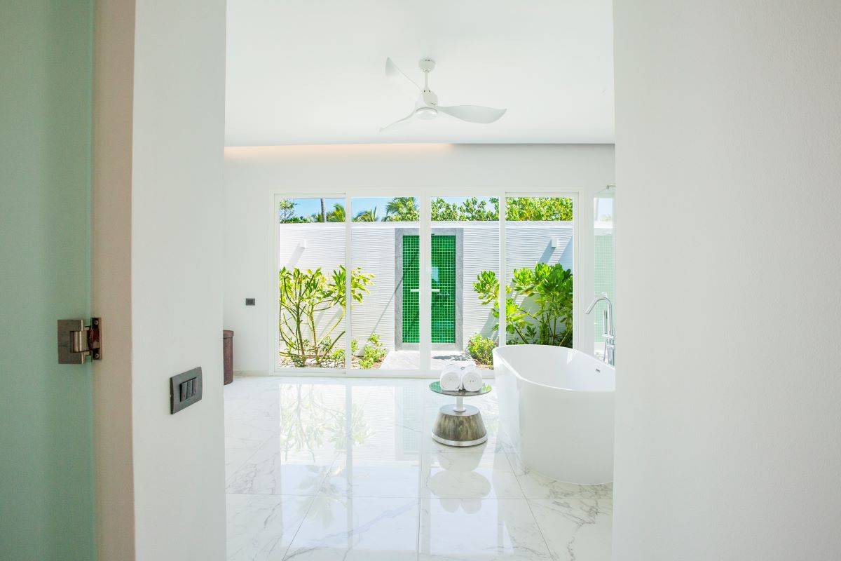 Emerald Maldives Resort & Spa, Malediven,  Marina Beach Villa with Pool, Badezimmer mit freistehender Badewanne