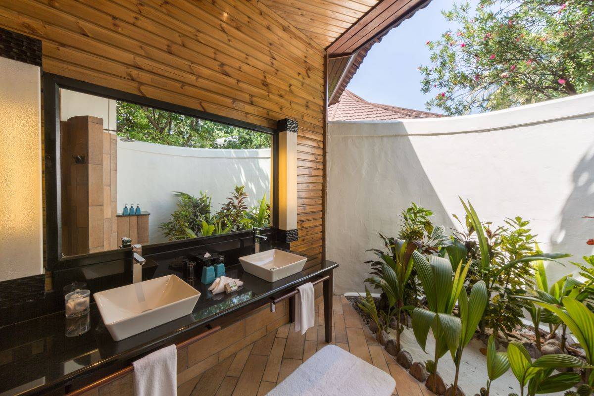 Komandoo Island Resort, Malediven, Premium Jacuzzi Beach Villa, halboffenes Badezimmer