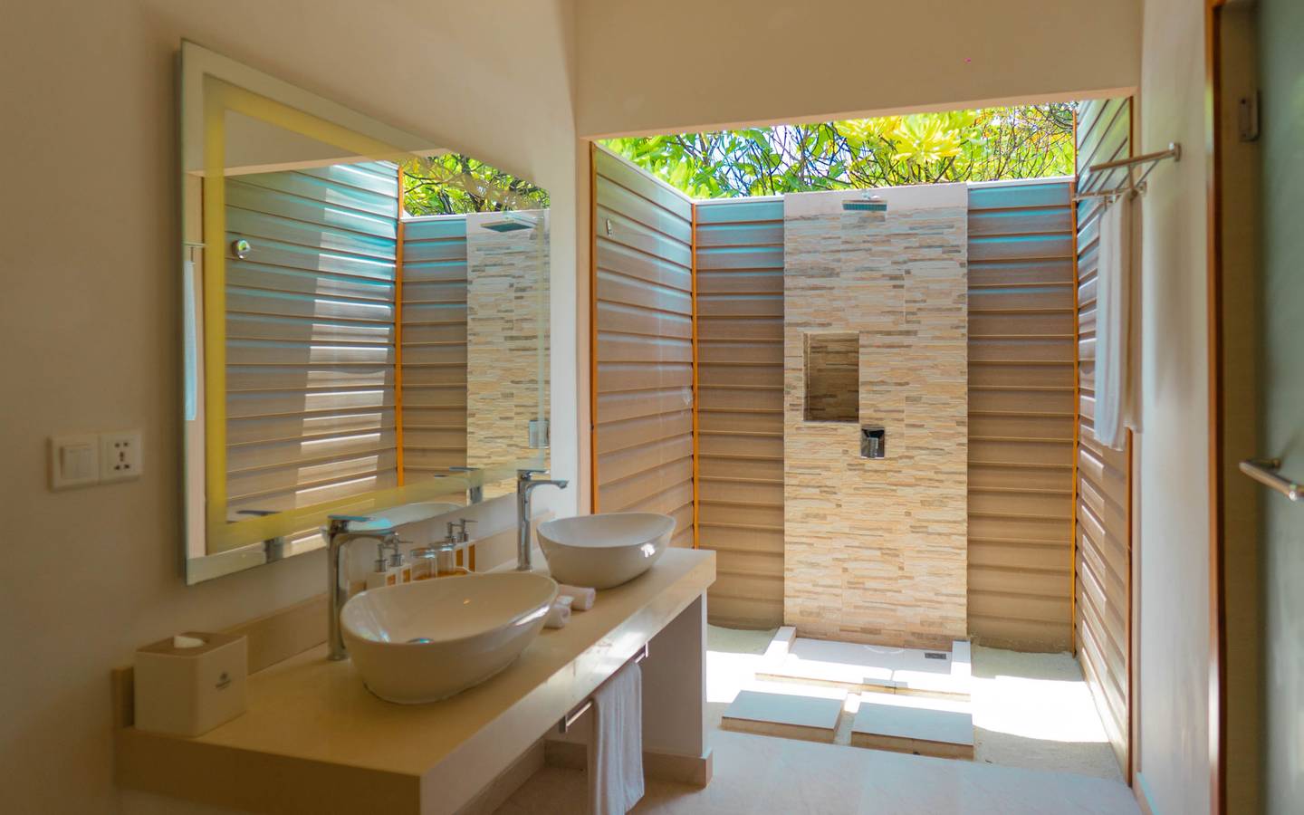 Brennia_Kottefaru_Beach_Pool_Villa_Badezimmer