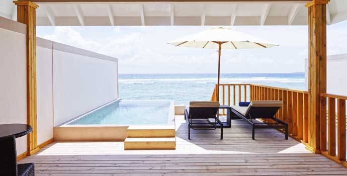 Terrasse mit Pool, Water Pool Villa, Brennia Kottefaru