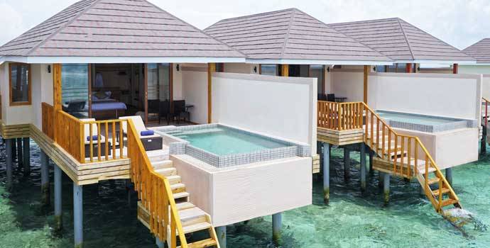 Terrasse mit Pool, Water Pool Villa, Brennia Kottefaru