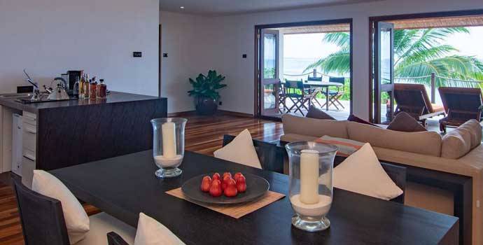 Wohn- und Essbereich, Mirihi Maa Beach Suite, Mirihi Island Resort