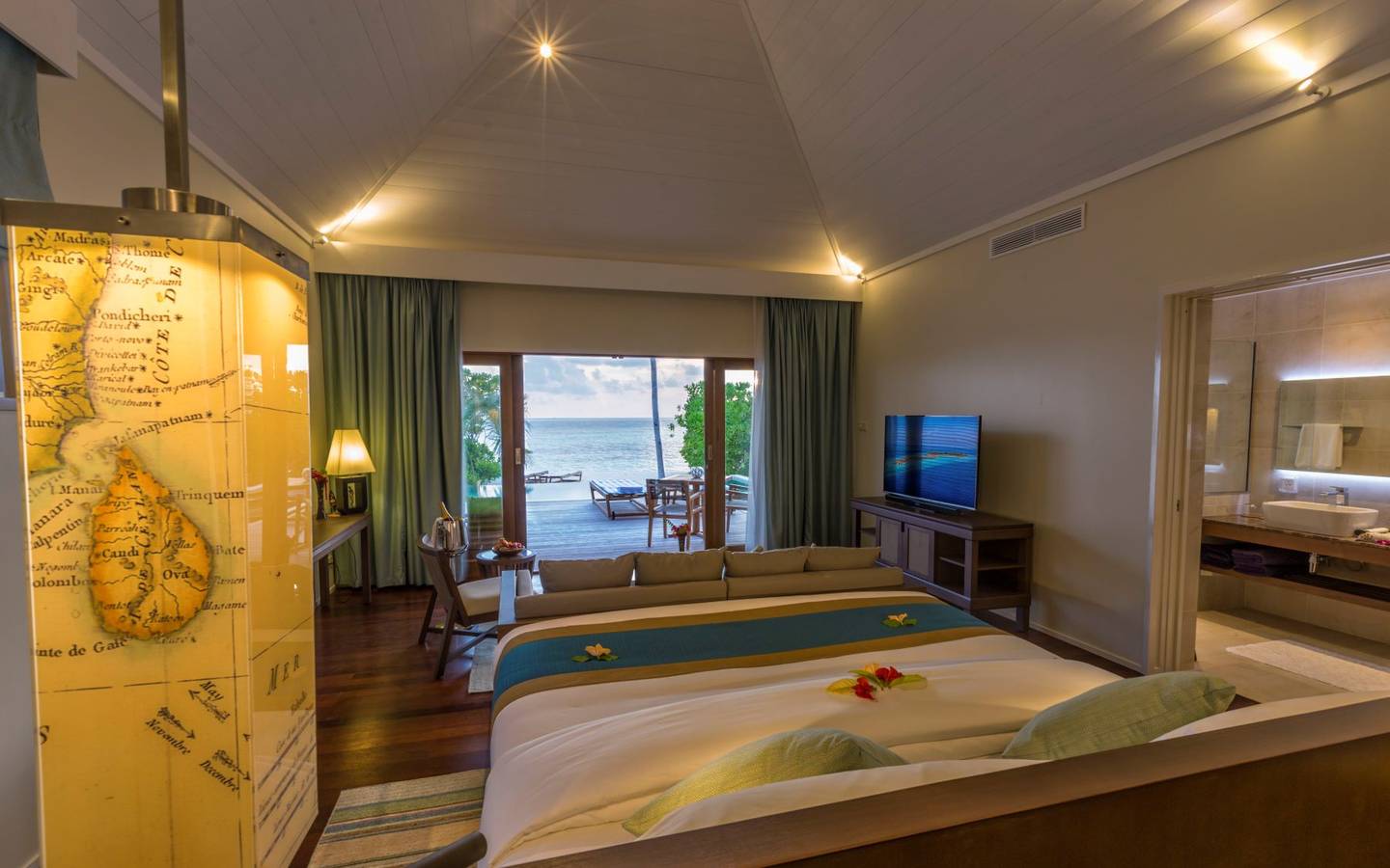 Hurawalhi Island Resort, Malediven, Beach Pool Villa, Schlafzimmer mit Ausgang zur Terrasse