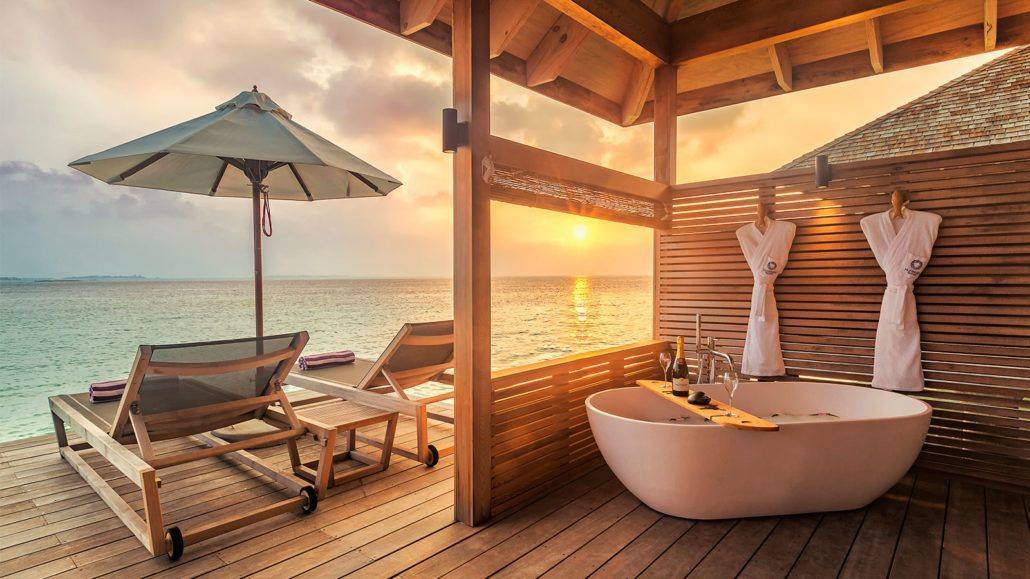 Hurawalhi Island Resort, Malediven, Romantic Ocean Villa, Terrasse mit Badewanne