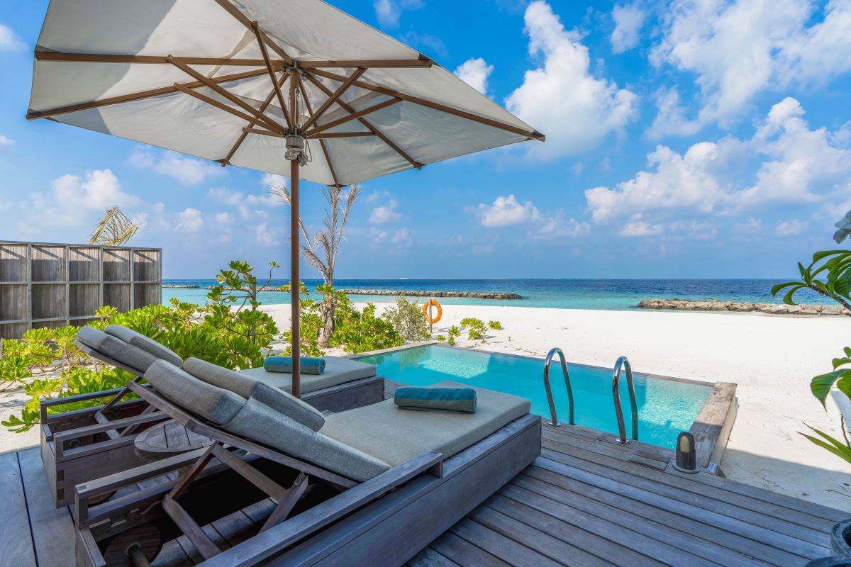 Kagi Maldives SPA Island, Malediven, Beach Pool Villa, Pool und Strand