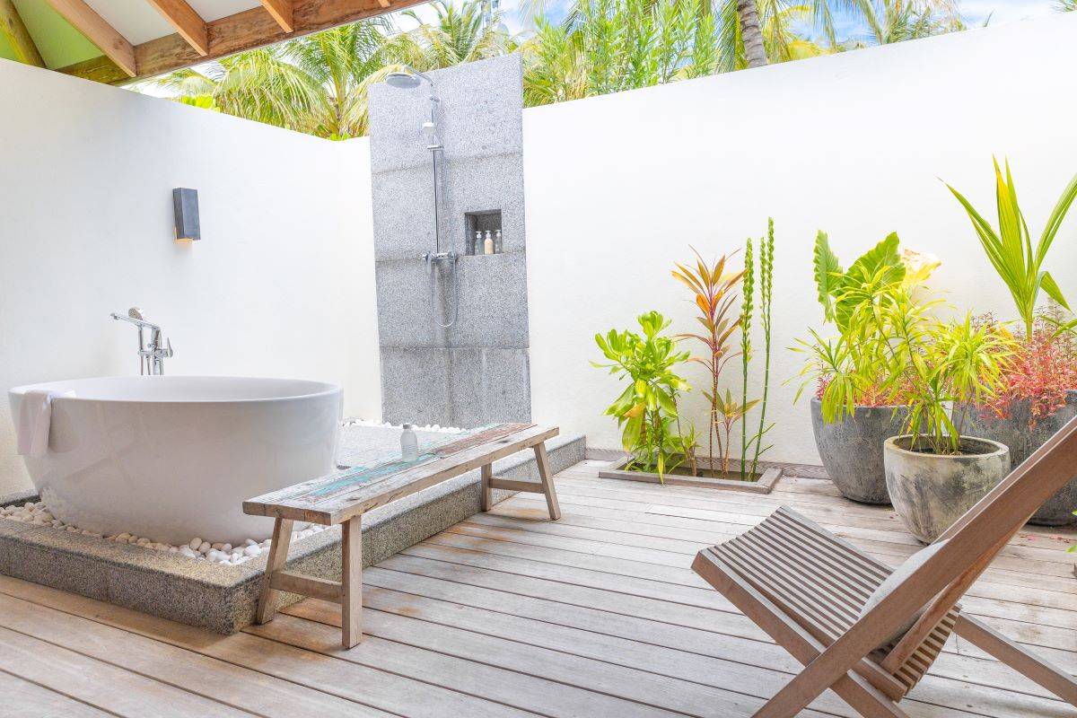 Kagi Maldives SPA Island, Malediven, Beach Pool Villa, halboffenes Badezimmer