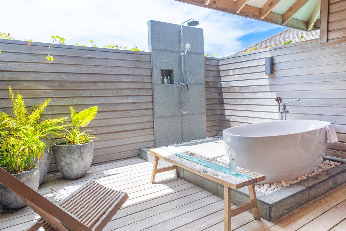 Kagi Maldives SPA Island, Malediven, Lagoon Pool Villa, halboffenes Badezimmer