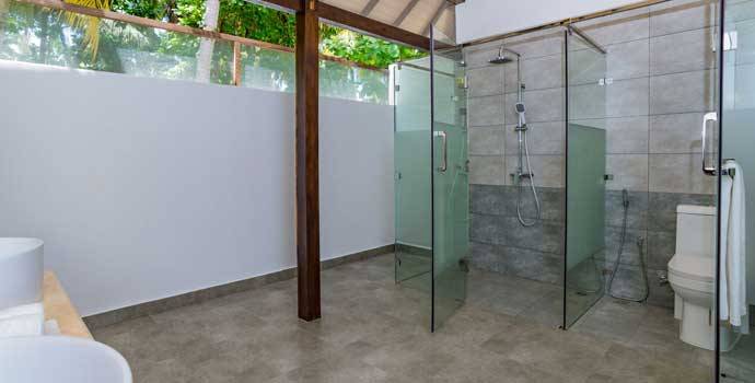 Dusche, Deluxe Beach Villa, Fiyavalhu Maldives