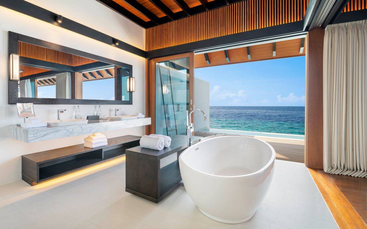 The Westin Maldives Miriandhoo Resort, Malediven, Overwater Villa Pool, Badezimmer