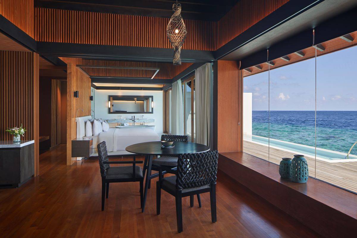 The Westin Maldives Miriandhoo Resort, Malediven, Overwater Villa Pool, Essbereich