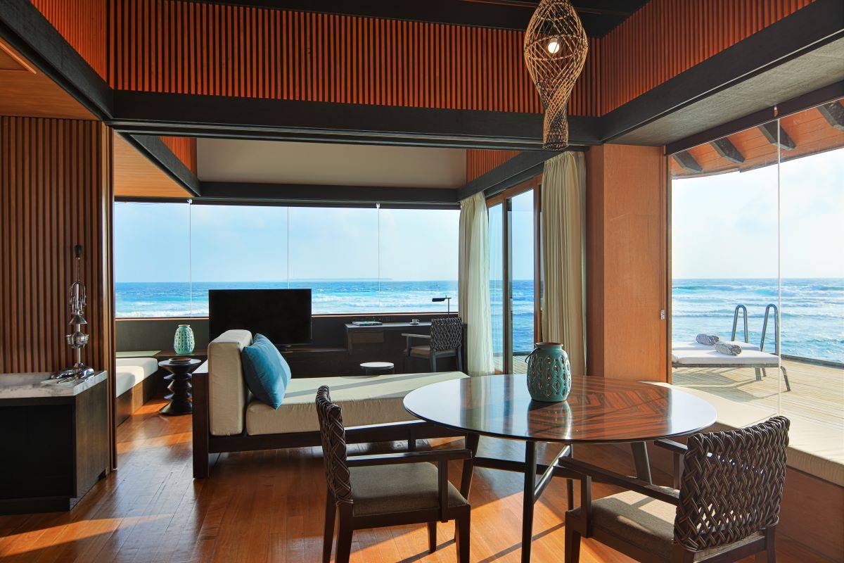 The Westin Maldives Miriandhoo Resort, Malediven, Heavenly Overwater Villa, Wohn- und Essbereich