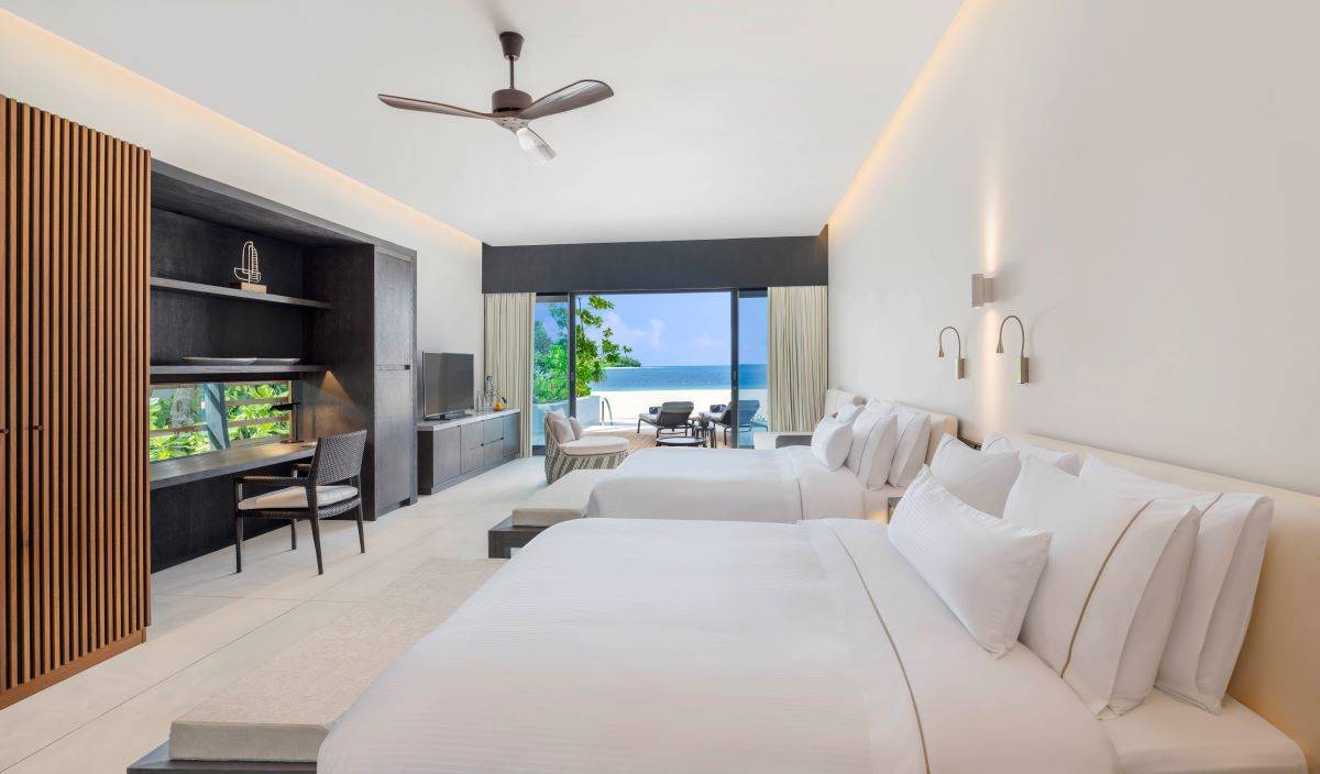 The Westin Maldives Miriandhoo Resort, Malediven, 2-Bedroom Heavenly Beach Residence Pool, Schlafzimmer mit Zugang zur Terrasse
