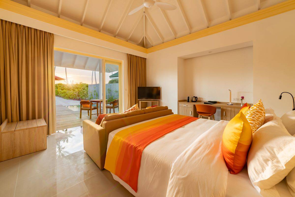 Siyam World Maldives, Malediven, Sunset Pool Beach Villa, Schlafzimmer mit Ausgang zur Terrasse