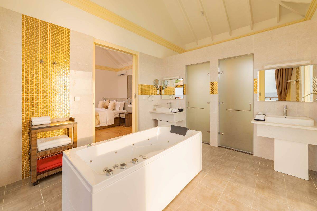 Siyam Wold Maldives, Malediven, Water Pavilion with Pool and Slide, Badezimmer