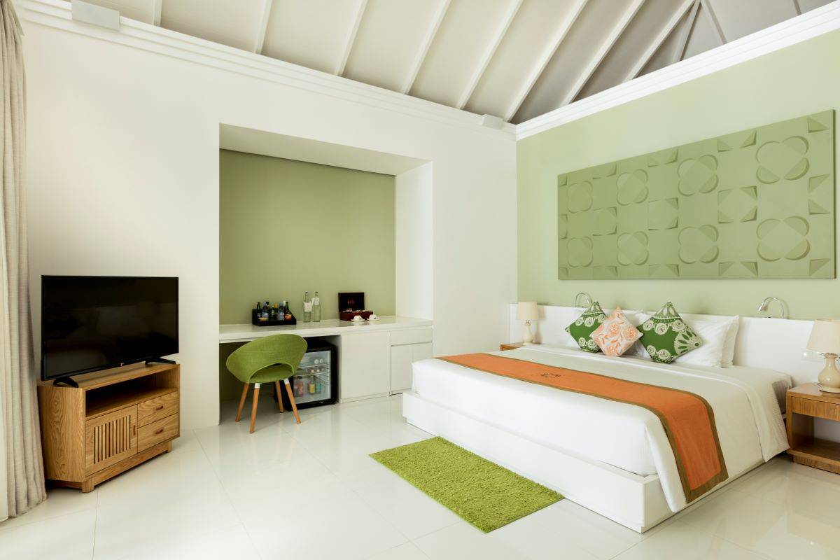 Sun Siyam Olhuveli, Malediven, Grand Beach Suite with Pool, Schlafzimmer mit Fernseher