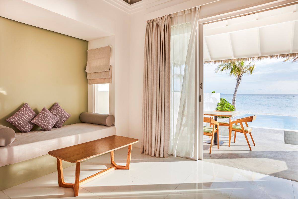 Sun Siyam Olhuveli, Malediven, Grand Beach Suite with Pool, Ausgang zur Terrasse