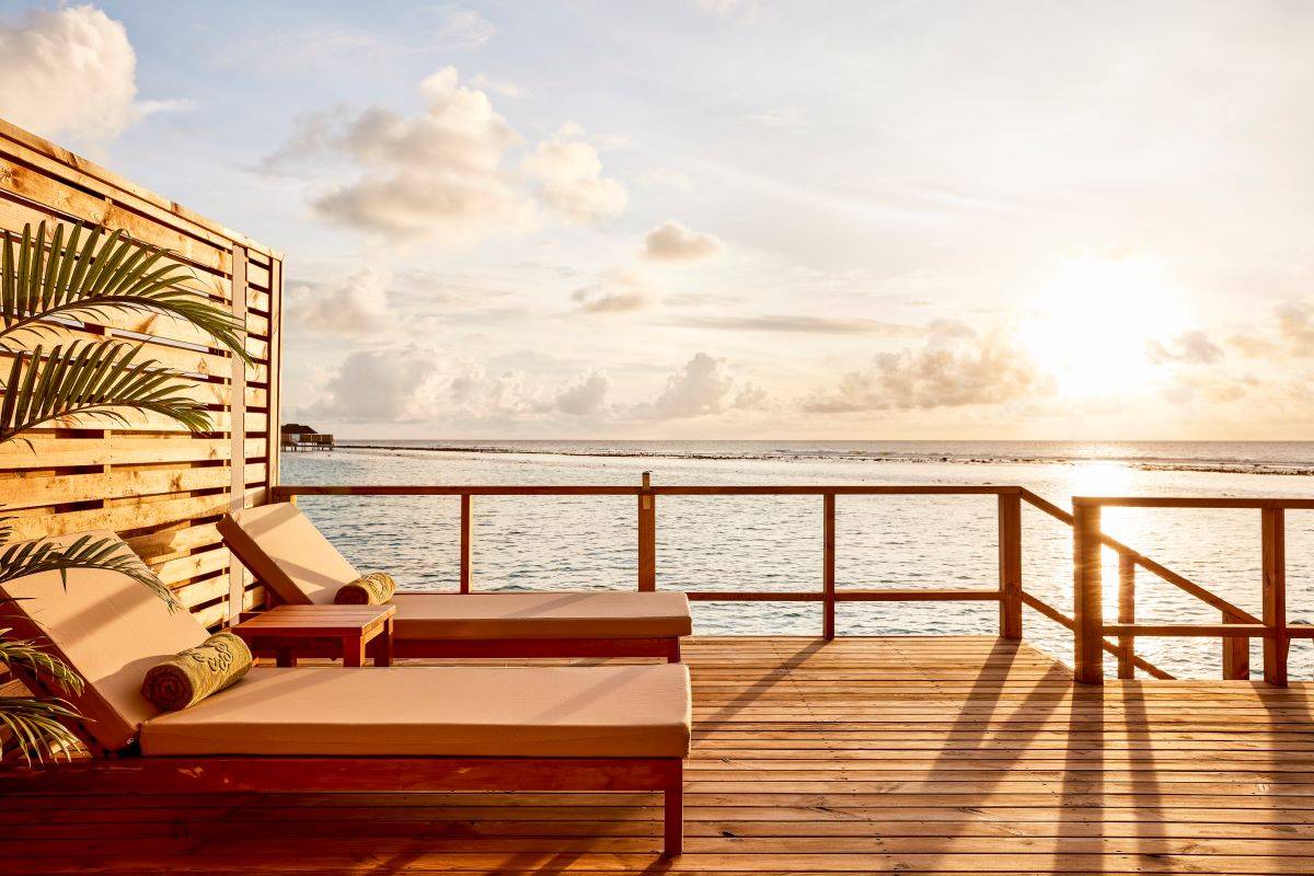 Sun Siyam Olhuveli, Malediven, Grand Water Villa, Terrasse mit Sonnenliegen