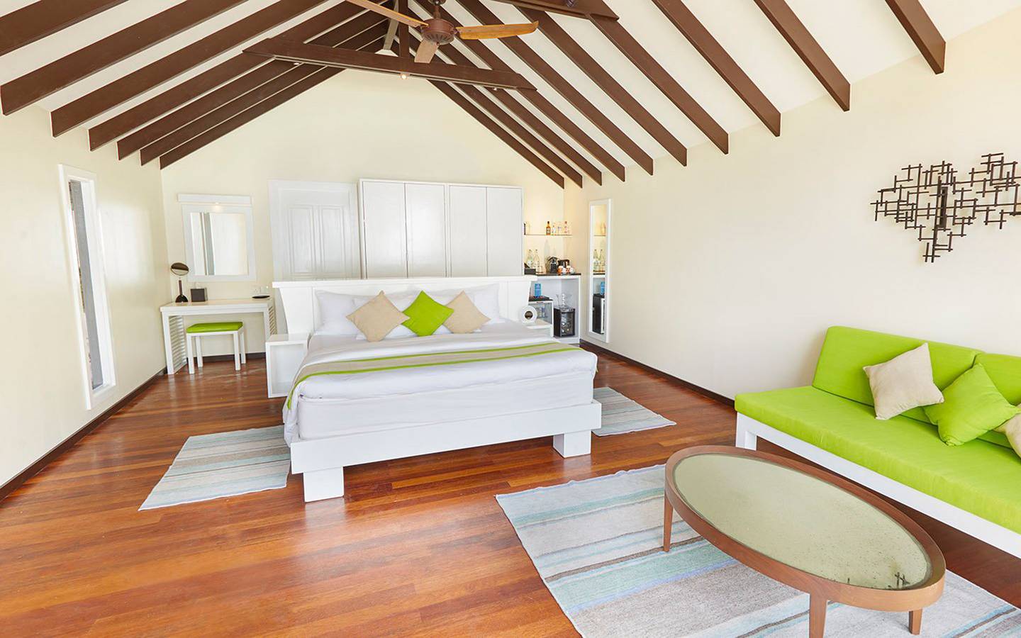 Kuredu Island Resort, Malediven, Deluxe Beach Villa, Schlafzimmer mit Sofaecke