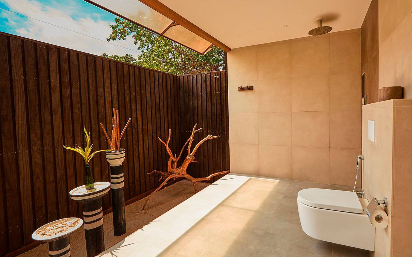 Kuredu Island Resort, Malediven, Deluxe Beach Villa, halboffenes Badezimmer