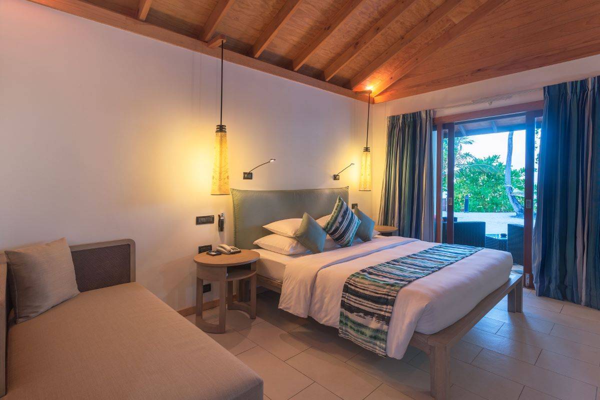 Vilamendhoo Island Resort, Malediven, Adjoining Beach Villa, Schlafzimmer mit Ausgang zur Terrasse