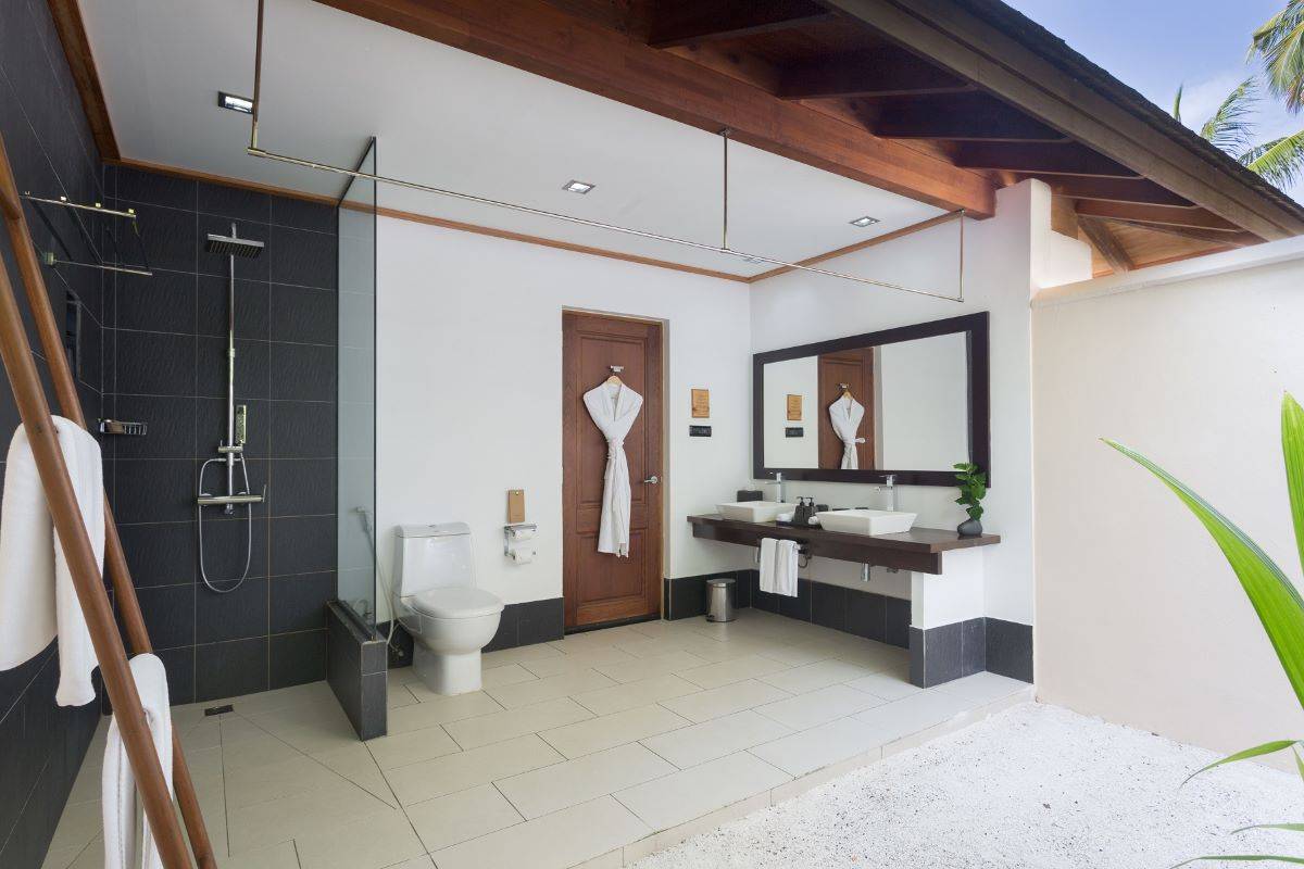 Vilamendhoo Island Resort, Malediven, Adjoining Beach Villa, halboffenes Badezimmer