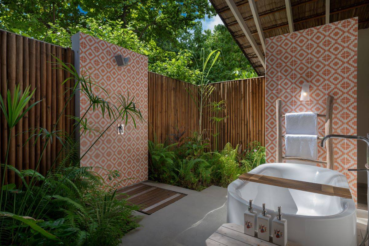 Cora Cora Maldives, Beach Pool Villa, offenes Badezimmer mit Badewanne und Regendusche