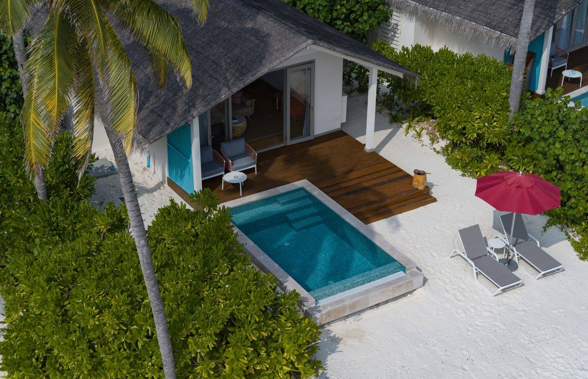 Cora Cora Maldives, Beach Pool Villa, Außenbereich, Terrasse mit Pool und Strand