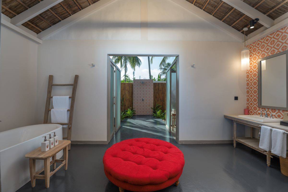 Cora Cora Maldives, Beach Pool Suite, offenes Badezimmer mit Regendusche, im Innenraum Badewanne und Waschbecken