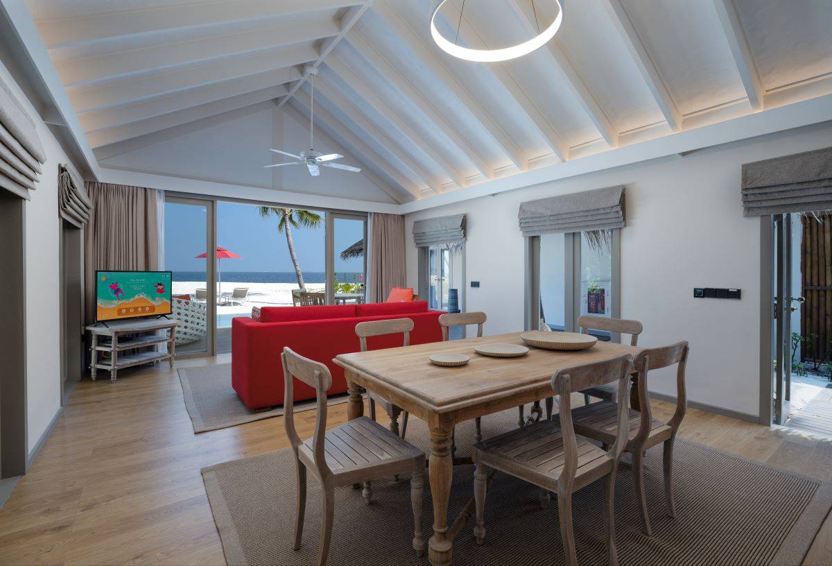 Cora Cora Maldives, Beach Pool Suite, Wohn- und Essbereich mit Sofa, Tisch und Stühlen