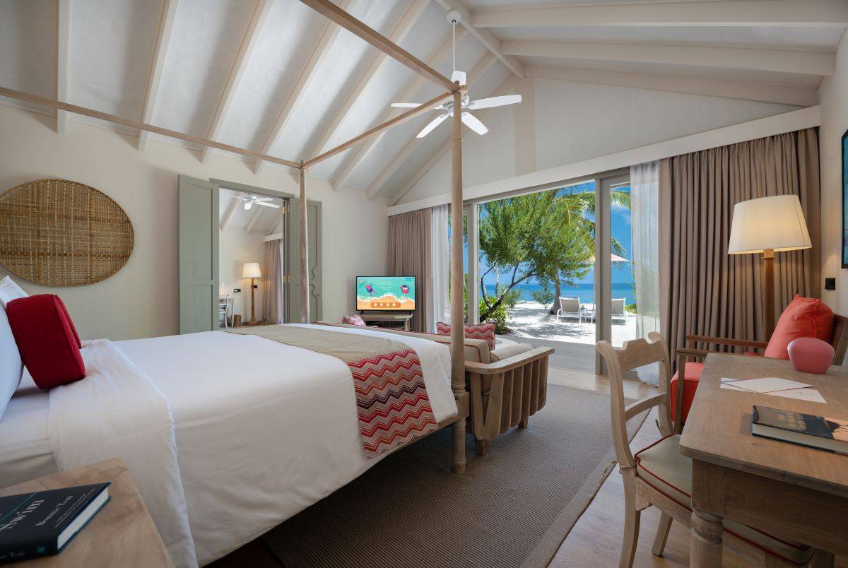 Cora Cora Maldives, Two Bedroom Family Beach Villa, Schlafzimmer mit Meerblick und Ausgang zur Terrasse