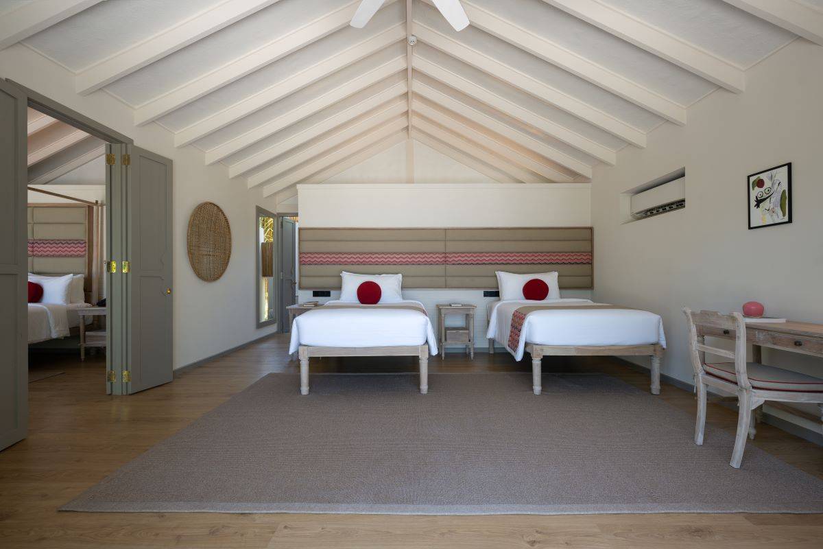Cora Cora Maldives, Two Bedroom Family Beach Villa, Schlafzimmer mit Twin Bett