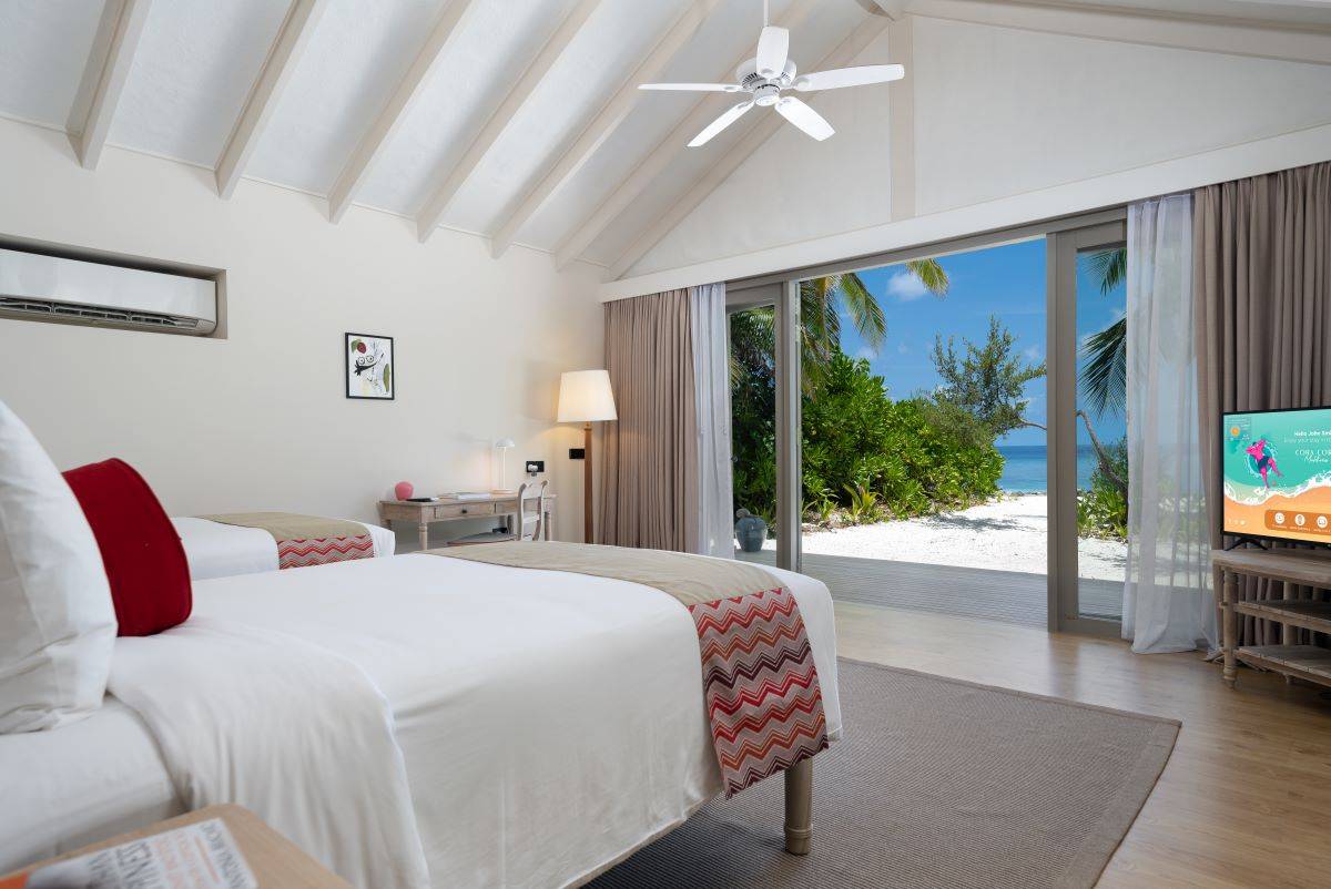 Cora Cora Maldives, Two Bedroom Family Beach Villa, Schlafzimmer mit Twin Bett, Ausgang zur Terrasse und Meerblick