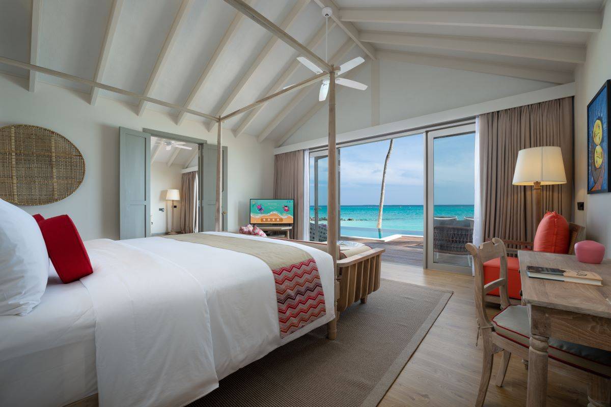 Cora Cora Maldives, Two Bedroom Family Beach Pool Villa, Schlafzimmer mit King-Size Bett und Ausgang zur Terrasse