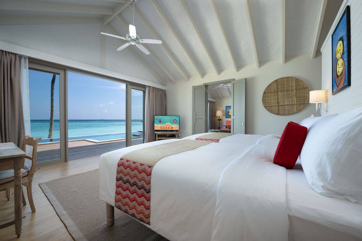Cora Cora Maldives, Two Bedroom Family Beach Pool Villa, Schlafzimmer mit Twin Betten und Ausgang zur Terrasse