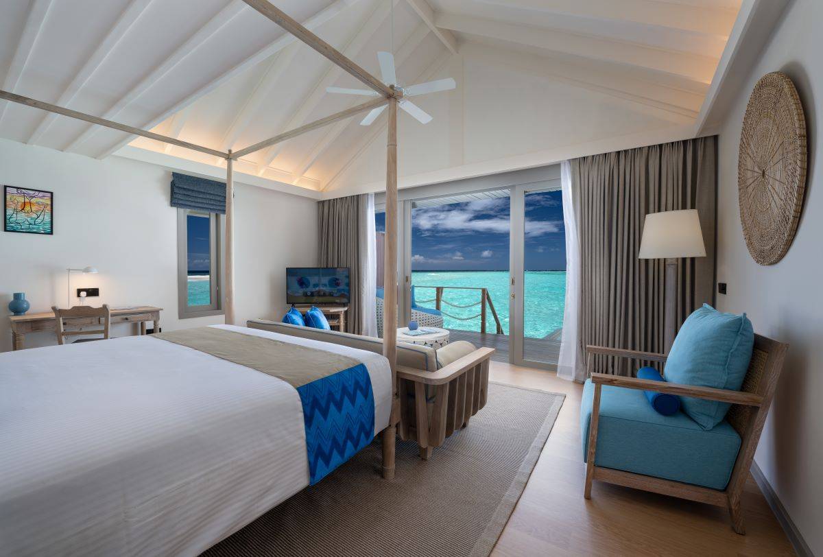 Cora Cora Maldives, Lagoon Villa, Schlafzimmer mit King-Size Bett und Ausgang zur Terrasse