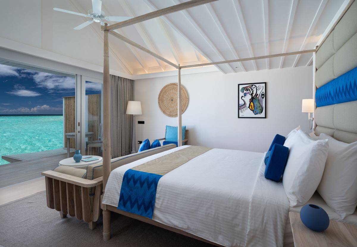 Cora Cora Maldives, Lagoon Villa, Schlafzimmer mit King-Size Bett und Meerblick