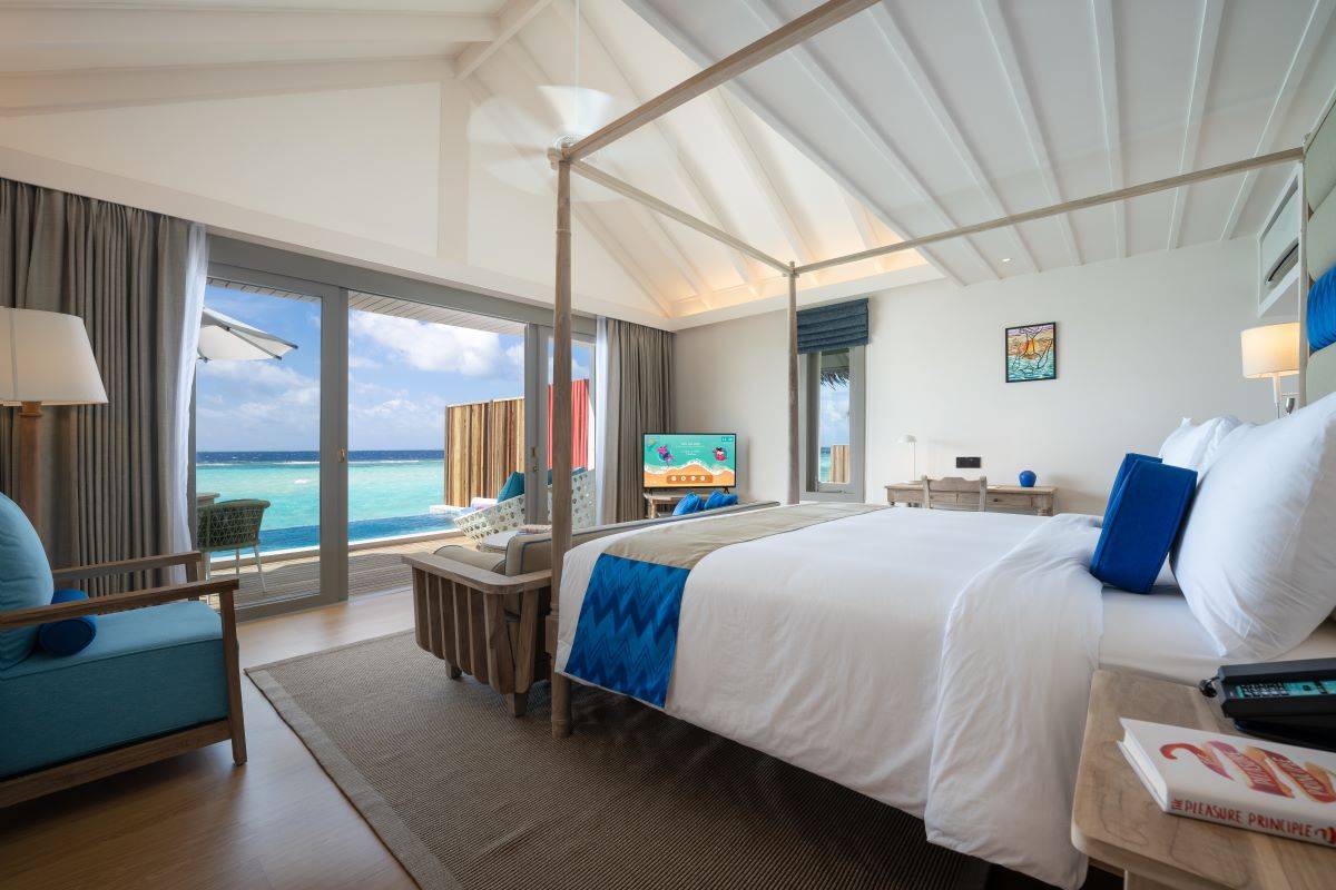 Cora Cora Maldives, Lagoon Pool Villa, Schlafzimmer mit King-Size Bett und Ausgang auf die Terrasse