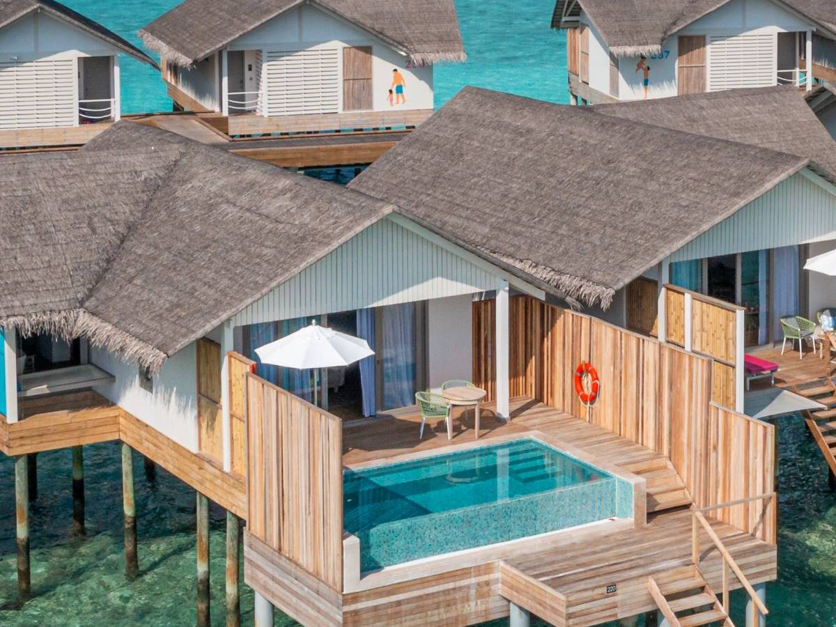 Cora Cora Maldives, Lagoon Pool Villa, Terrasse mit Pool und Treppen zum Meer