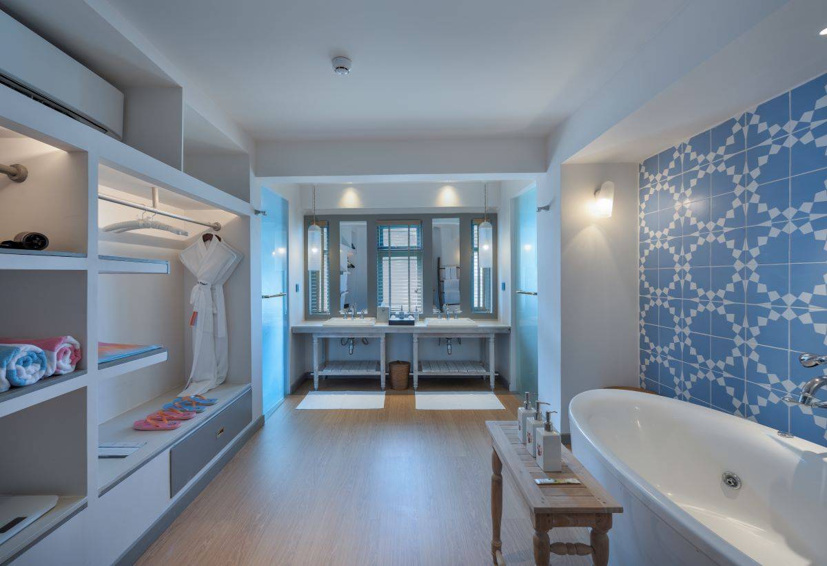 Cora Cora Maldives, Duplex Lagoon Pool Villa, Badezimmer mit Badewanne und 2 Waschbecken