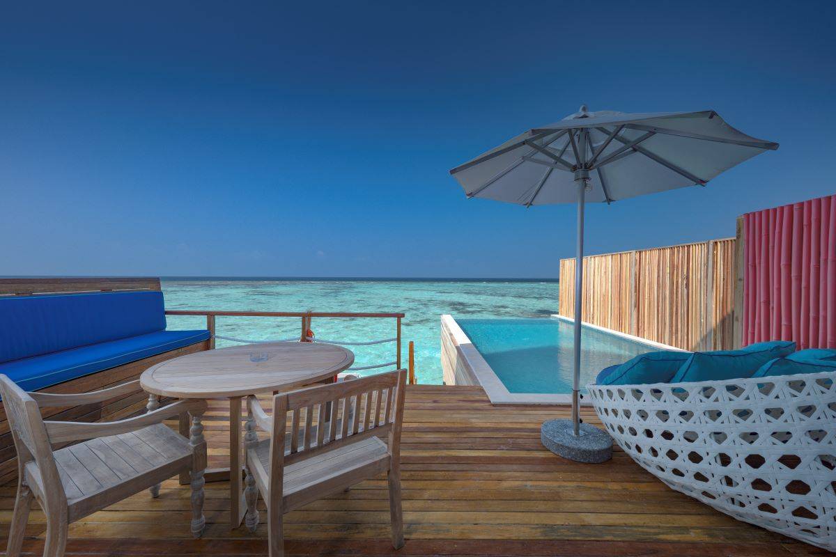 Cora Cora Maldives, Duplex Lagoon Pool Villa, Terrasse mit Pool und Sitzgelegenheit